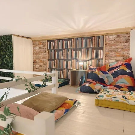 Studio Lumineux Et Fleuri Idealement Situe