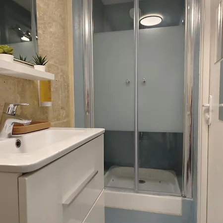 Studio Lumineux Et Fleuri Idealement Situe アパート カーン