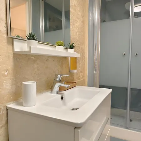 Apartment Studio Lumineux Et Fleuri Idealement Situe *