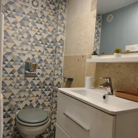 Studio Lumineux Et Fleuri Idealement Situe *