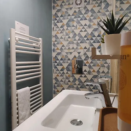 Studio Lumineux Et Fleuri Idealement Situe アパート