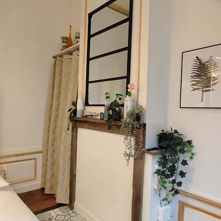 Studio Lumineux Et Fleuri Idealement Situe