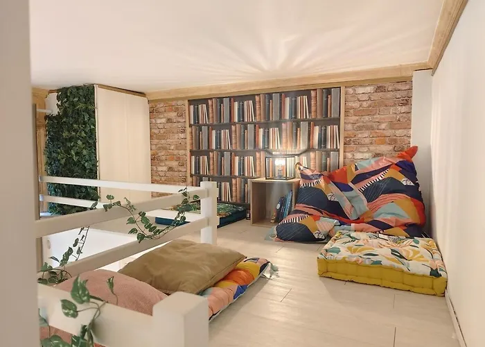 Studio Lumineux Et Fleuri Idealement Situe