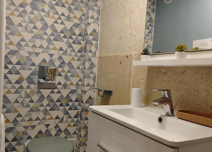 Studio Lumineux Et Fleuri Idealement Situe *